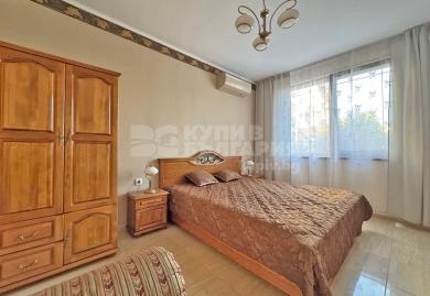 Elegant 2-Bed Apartment with Pool View & Prime Beachside Location, Nessebar