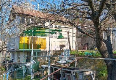 Панорамен парцел с постройки в района на м-т Планова