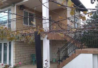 Möbliertes dreistöckiges Haus mit Hof im Hadzhi Dimitar, Region Dobritsch