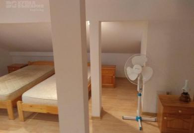 Möbliertes dreistöckiges Haus mit Hof im Hadzhi Dimitar, Region Dobritsch