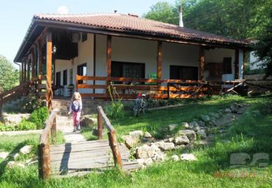 Schmuckes Gästehaus mit Außenpool im Dorf Dolina, Region Dobritsch