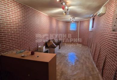 Триетажна къща с добре поддържан двор в м-т Траката