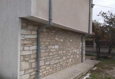 Möbliertes dreistöckiges Haus mit Hof im Hadzhi Dimitar, Region Dobritsch