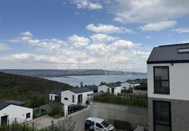 Modernes Haus mit Garten in einer bewachten Wohnanlage nahe Varna