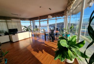 Lakeside Luxury: Exklusive Panorama-Residenz mit Seeblick in Pancharevo