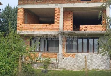 Самостоятелна двуетажна къща, подходяща за две домакинства в с.Шкорпиловци
