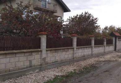 Möbliertes dreistöckiges Haus mit Hof im Hadzhi Dimitar, Region Dobritsch