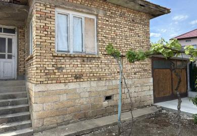 Къща с двор, гараж и стопанска постройка в гр. Вълчи дол