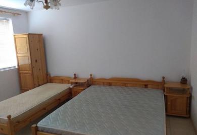 Möbliertes dreistöckiges Haus mit Hof im Hadzhi Dimitar, Region Dobritsch