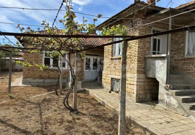 Къща с двор, гараж и стопанска постройка в гр. Вълчи дол