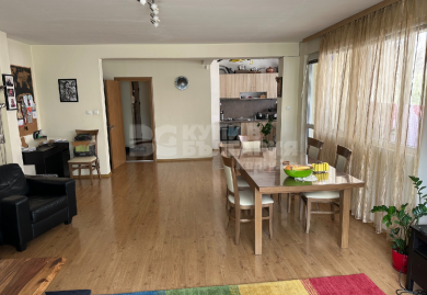 Helle und geräumige Dreizimmerwohnung in Sofia