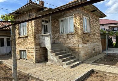 Къща с двор, гараж и стопанска постройка в гр. Вълчи дол