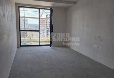 Прекрасен тристаен апартамент с двор към него в кв. Бриз