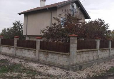 Möbliertes dreistöckiges Haus mit Hof im Hadzhi Dimitar, Region Dobritsch
