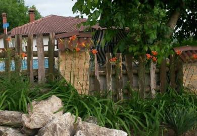 Schmuckes Gästehaus mit Außenpool im Dorf Dolina, Region Dobritsch