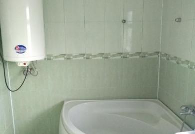 Möbliertes dreistöckiges Haus mit Hof im Hadzhi Dimitar, Region Dobritsch