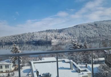 Lakeside Luxury: Exklusive Panorama-Residenz mit Seeblick in Pancharevo