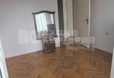 Geräumige Dreizimmerwohnung im Bezirk Banishora, Sofia