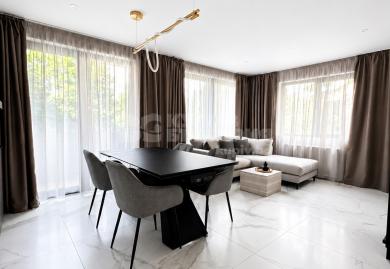 Luxuriöse Drei-Zimmer-Wohnung mit Designermöbeln im Stadtteil Iztok, Sofia
