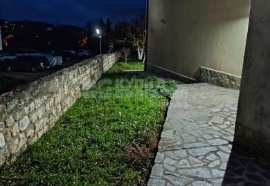 Самостоятелна къща на два етажа с двор в кв.Виница
