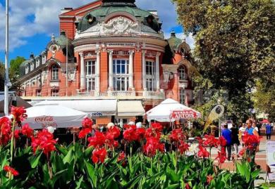 Двуетажна къща подходяща за инвестиция в гръцката махала 