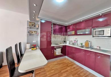 Großzügige 83 qm Wohnung im 3. OG mit herrlichem Poolblick am Meer