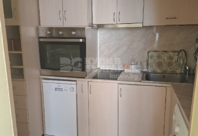 Dreizimmerwohnung mit zwei Schlafzimmern in der Nähe der U-Bahn-Station
