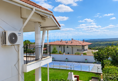 Panoramavilla mit beheiztem Pool und asphaltierter Zufahrt in Borovets, Varna
