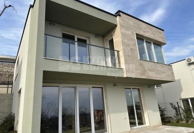 Модерна двуетажна къща с чудесна панорама в м-т Пчелина,гр.Варна