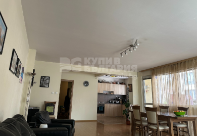 Helle und geräumige Dreizimmerwohnung in Sofia