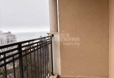 Тристаен апартамент с фронтална морска панорама в Златни Пясъци