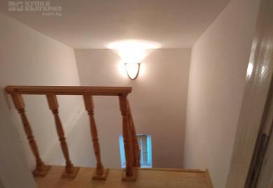 Möbliertes dreistöckiges Haus mit Hof im Hadzhi Dimitar, Region Dobritsch