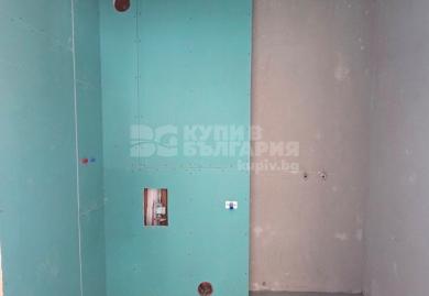 Прекрасен тристаен апартамент с двор към него в кв. Бриз