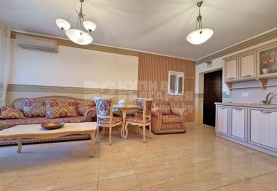 Elegant 2-Bed Apartment with Pool View & Prime Beachside Location, Nessebar