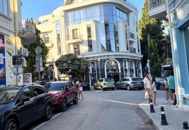 Просторен тристаен апартамент на пешеходно разстояние от Морската градина