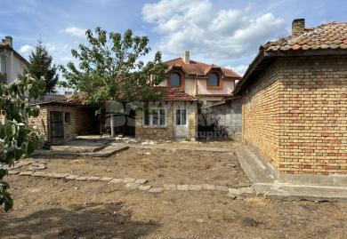 Къща с двор, гараж и стопанска постройка в гр. Вълчи дол