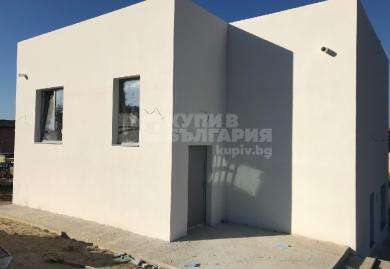Новопостроена самостоятелна къща с двор в района на м-т Зеленика