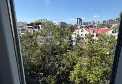 Möblierte Dreizimmerwohnung nach umfassender Renovierung in Sofia