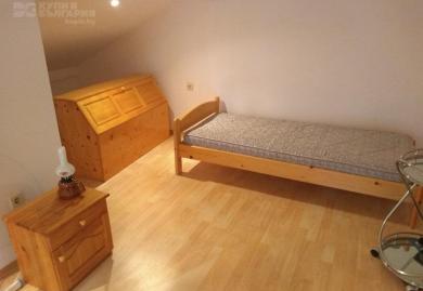 Möbliertes dreistöckiges Haus mit Hof im Hadzhi Dimitar, Region Dobritsch
