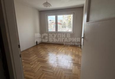 Просторен тристаен апартамент