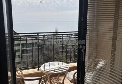 Тристаен апартамент с фронтална морска панорама в Златни Пясъци