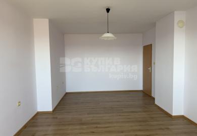Просторен двустаен апартамент с морска панорама в кв. Бриз