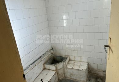 Къща с двор, гараж и стопанска постройка в гр. Вълчи дол