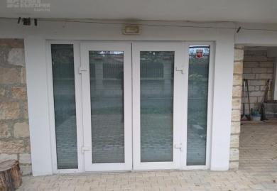 Möbliertes dreistöckiges Haus mit Hof im Hadzhi Dimitar, Region Dobritsch