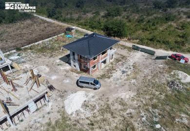 Нова самостоятелна къща с три спални в м-т Ракитника