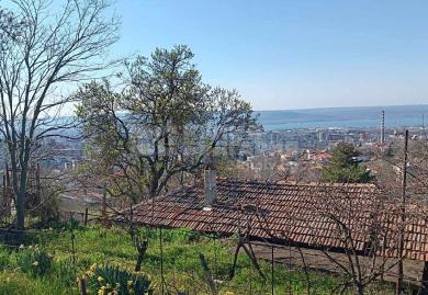 Панорамен парцел с постройки в района на м-т Планова