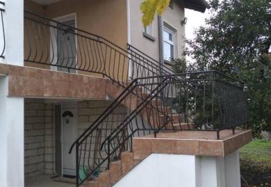 Möbliertes dreistöckiges Haus mit Hof im Hadzhi Dimitar, Region Dobritsch