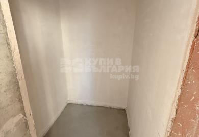 Просторен тристаен апартамент в кв. Възраждане, гр. Варна