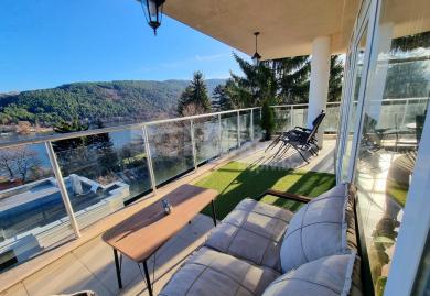 Lakeside Luxury: Exklusive Panorama-Residenz mit Seeblick in Pancharevo