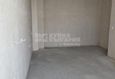 Прекрасен тристаен апартамент с двор към него в кв. Бриз